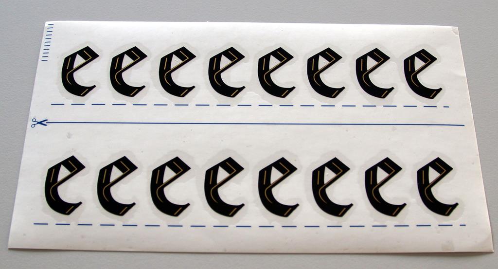 Grabkreuzbeschriftung - 36mm, Zeichen 'e', 16 Stück pro Blatt