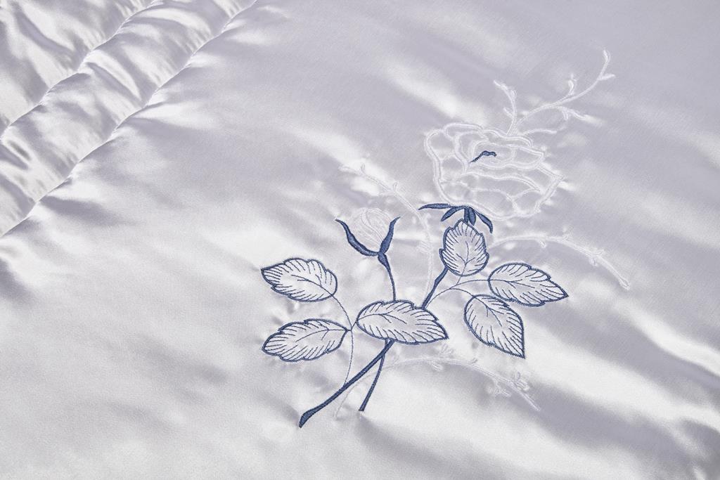 Deckengrt., Serge weiß, gestickte Rosen- knospe, Volant, 250 g/m²
