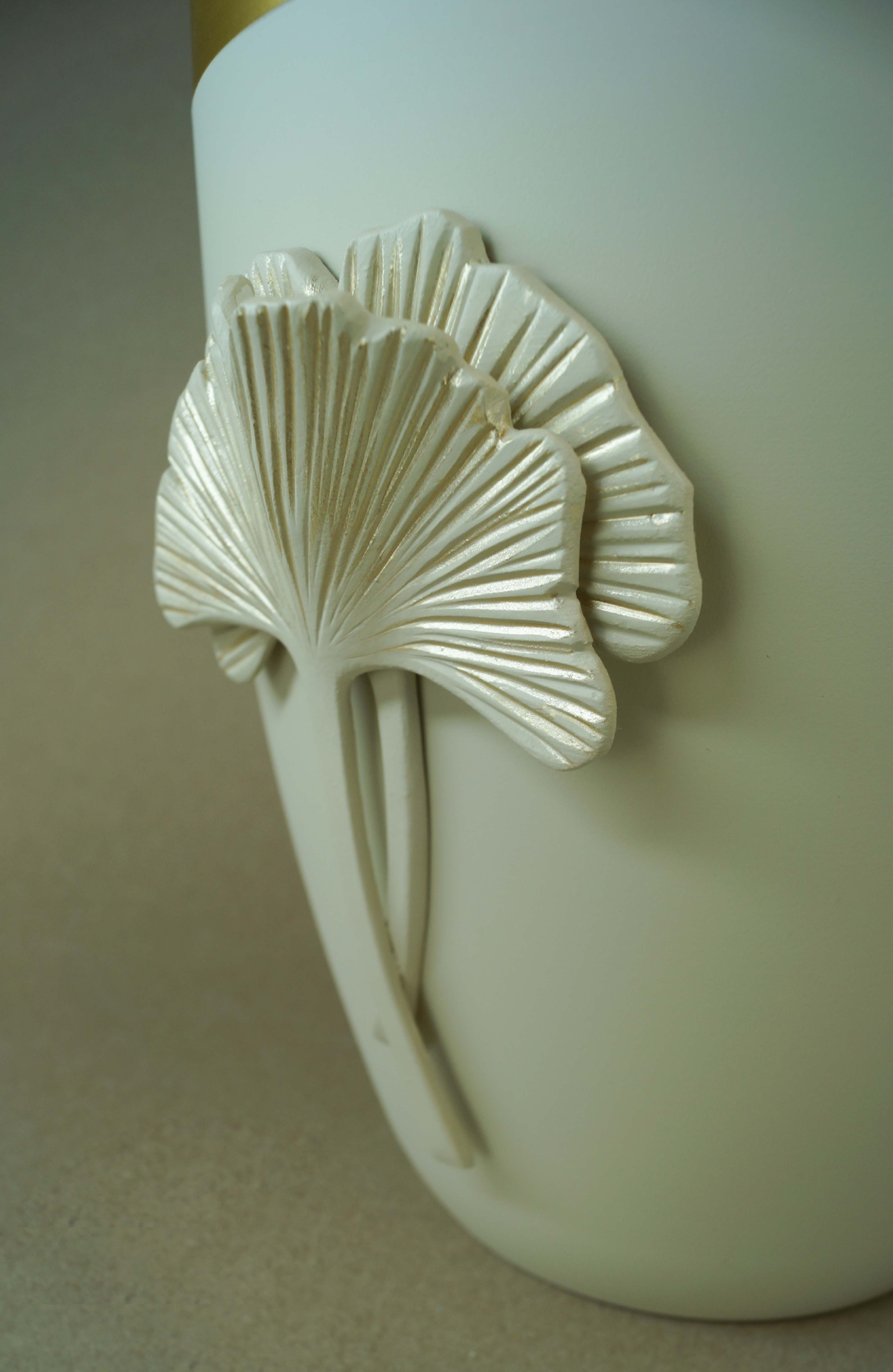 Flüssigholzurne glint-seashell, Design "Ginkgo" in seashell-gold, Goldband ge.