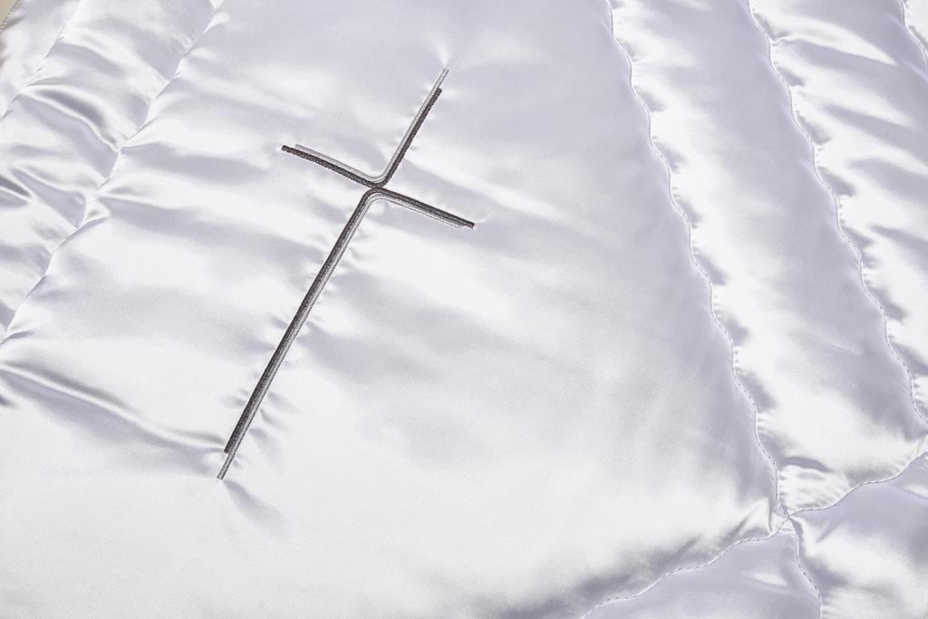 Deckengrt., Serge weiß, gesticktes Kreuz, Stehsaum, 250 g/m²