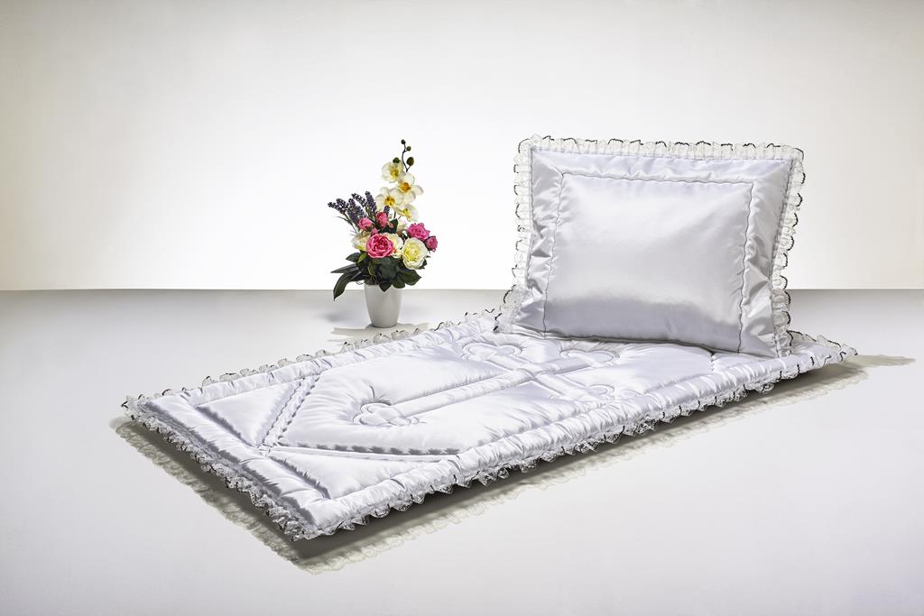 Deckengrt., Serge weiß, Kreuzsteppung, Spitze, 250 g/m²