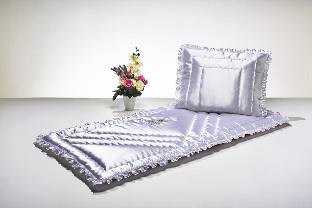 Deckengrt., Serge weiß, gestickte  Lilie, Volant, 250 g/m²