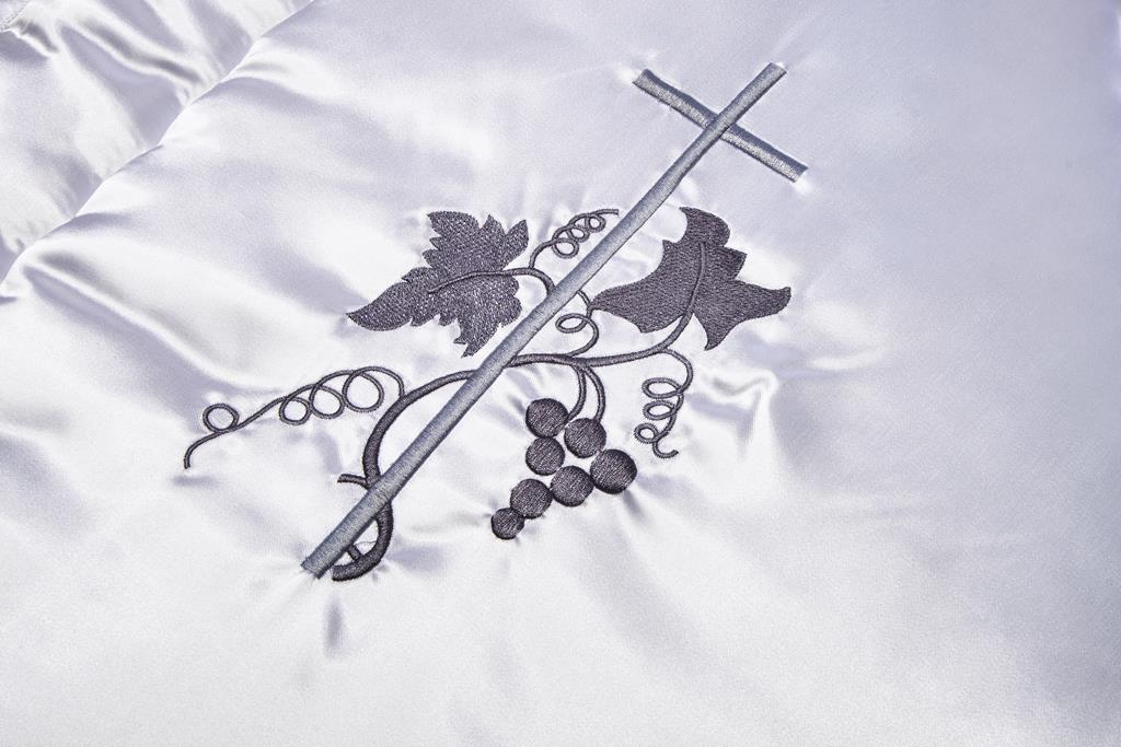 Deckengrt., Serge weiß, gestickte Weinranke, Stehsaum, 250 g/m²