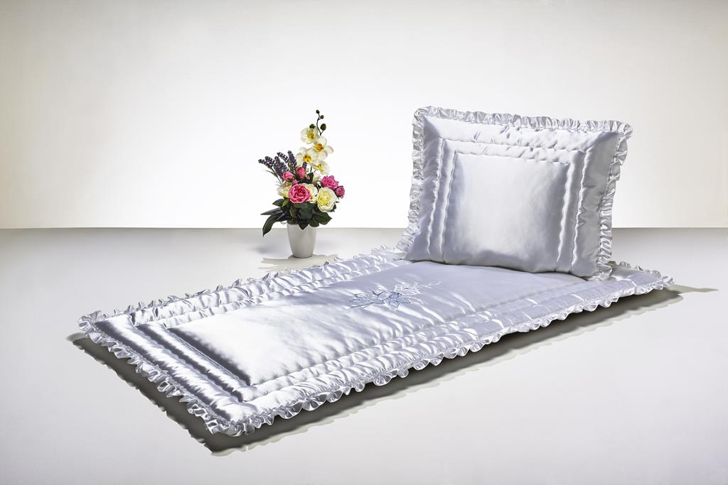 Deckengrt., Serge weiß, gestickte Rosen- knospe, Volant, 250 g/m²